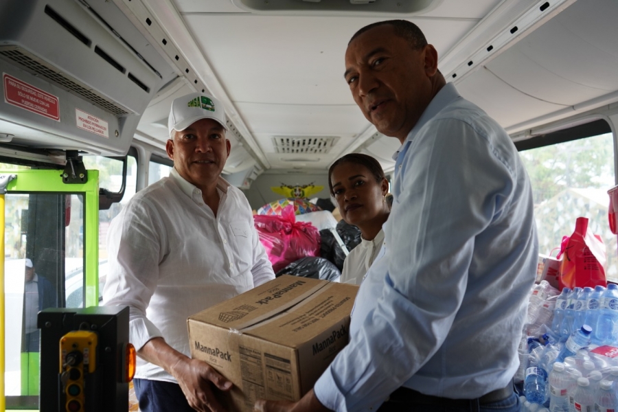 Director y colaboradores OMSA entregan ayuda a afectados por huracán Fiona en El Seibo