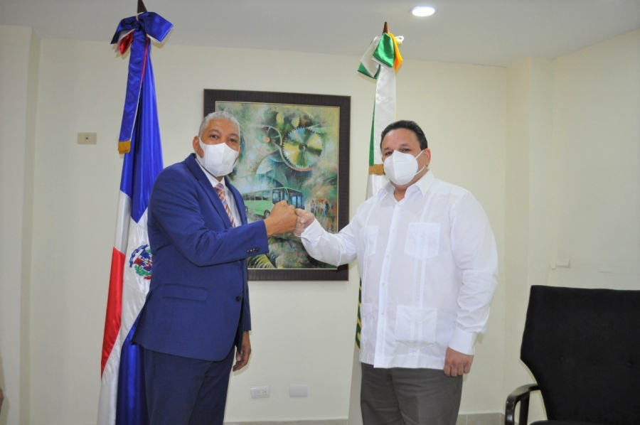 Radhamés González recibe en su despacho al nuevo subdirector de la OMSA Cipriano Bencosme