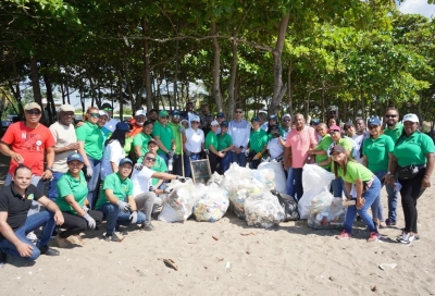 Colaboradores de la OMSA participan en jornada de limpieza de playa en Haina